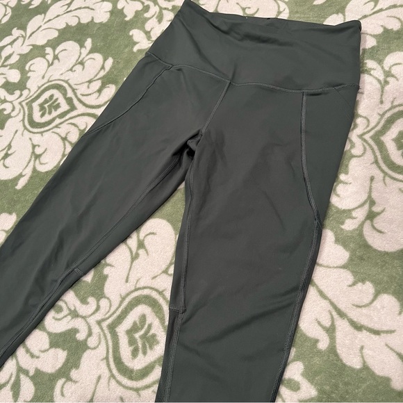 Victoria Sport Knockout Sage Green Leggings size small - Picture 9 of 12